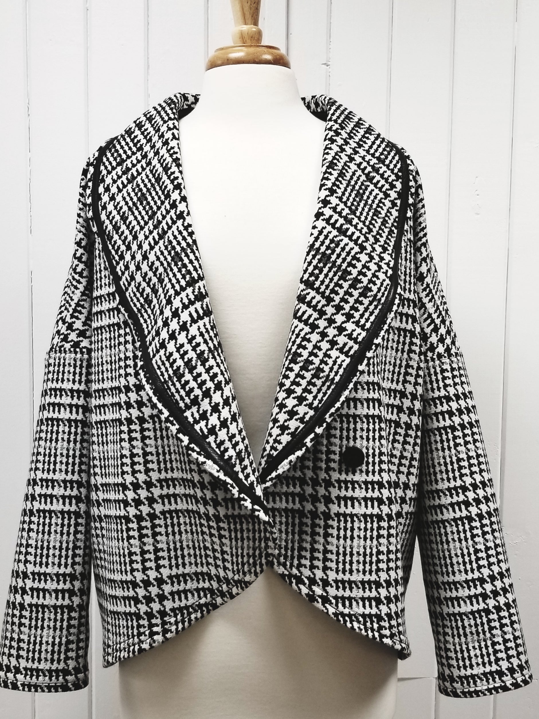 Veste polyvalente à grand motif ''prince-de-galles''et liséré de cuir. - Christine Mercier atelier-boutique