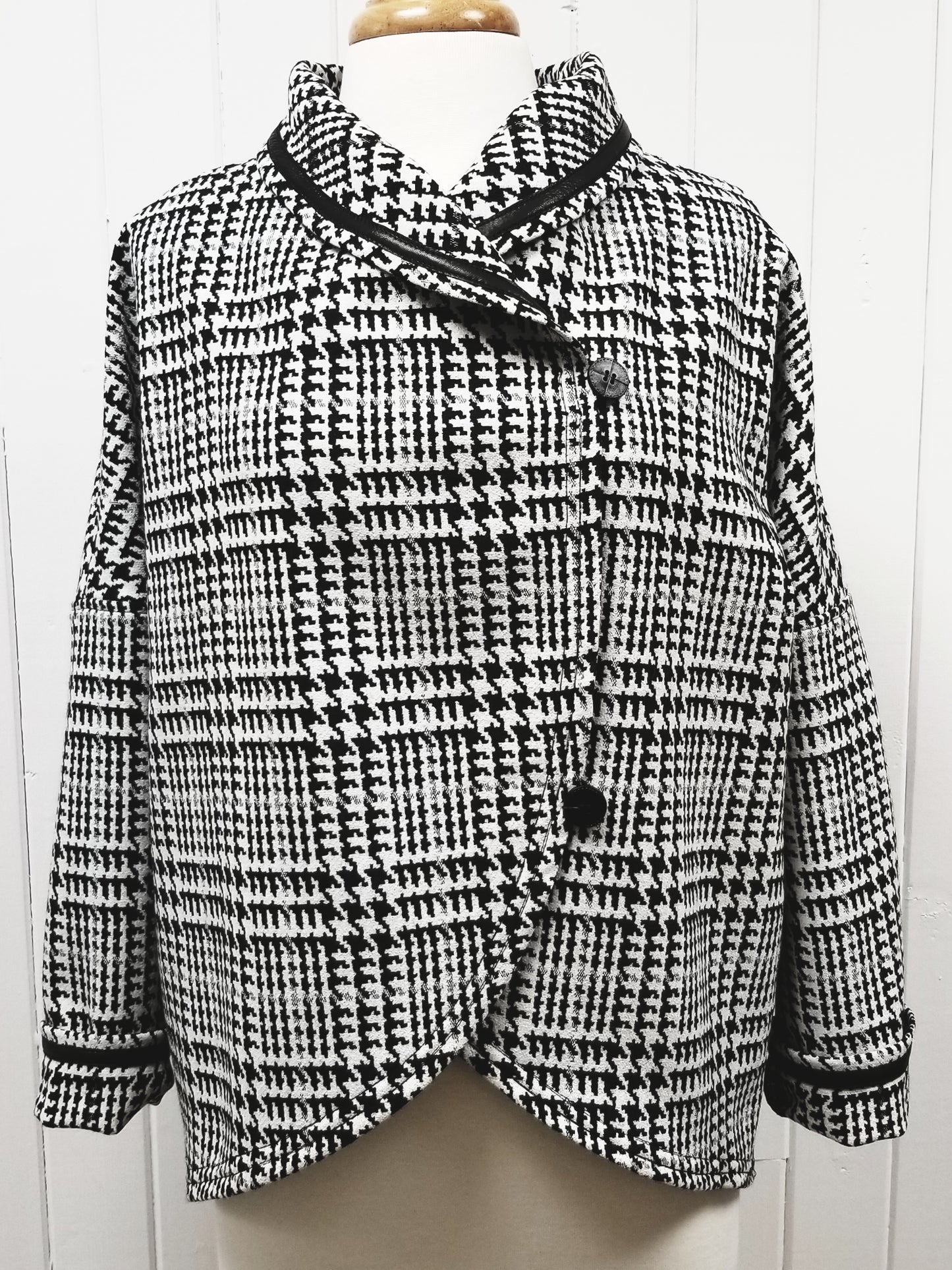 Veste polyvalente à grand motif ''prince-de-galles''et liséré de cuir. - Christine Mercier atelier-boutique