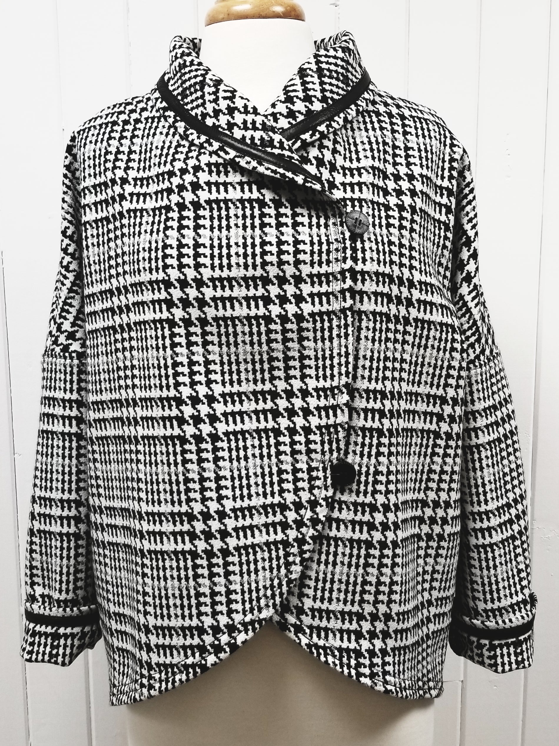Veste polyvalente à grand motif ''prince-de-galles''et liséré de cuir. - Christine Mercier atelier-boutique