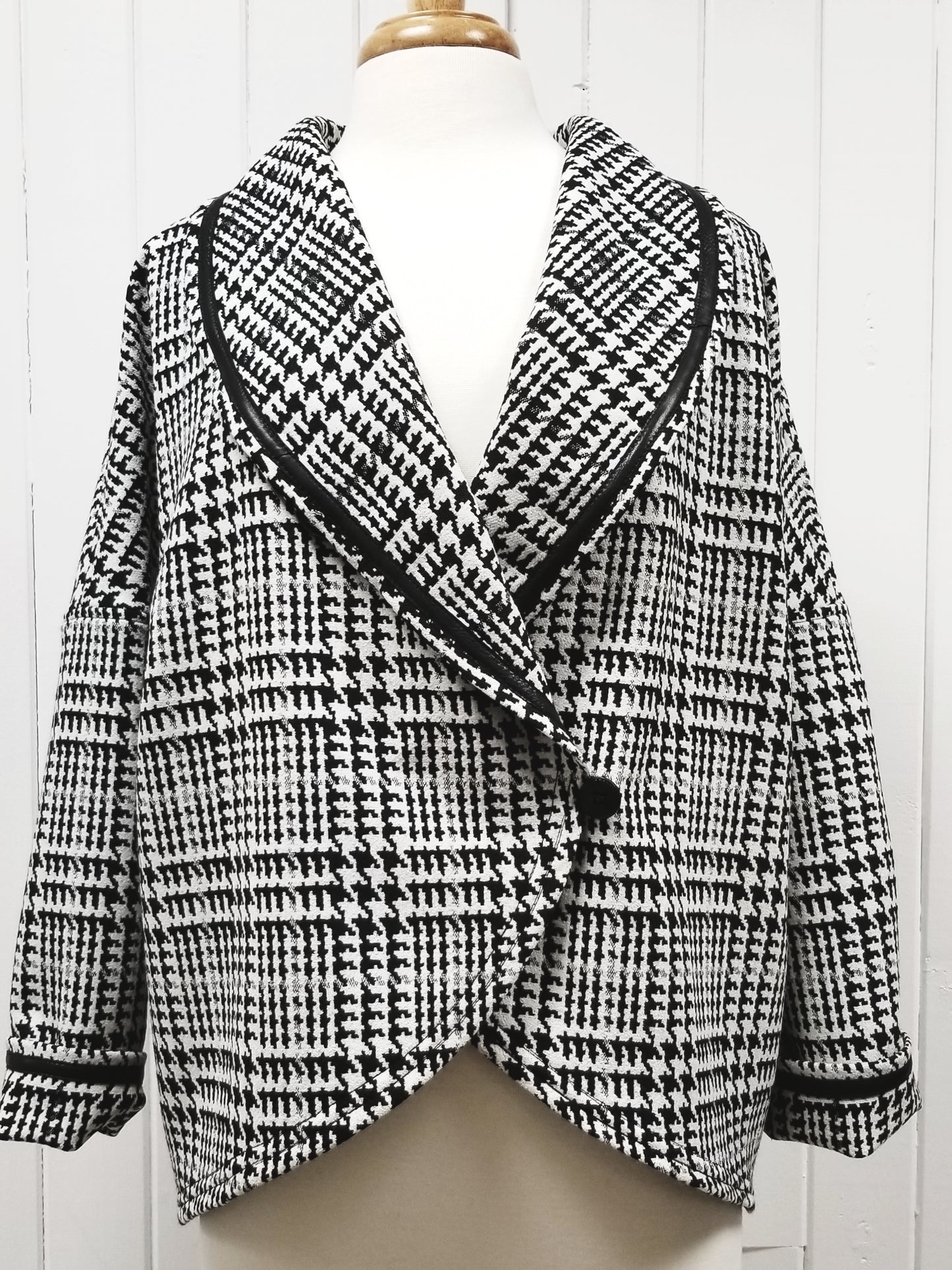 Veste polyvalente à grand motif ''prince-de-galles''et liséré de cuir. - Christine Mercier atelier-boutique