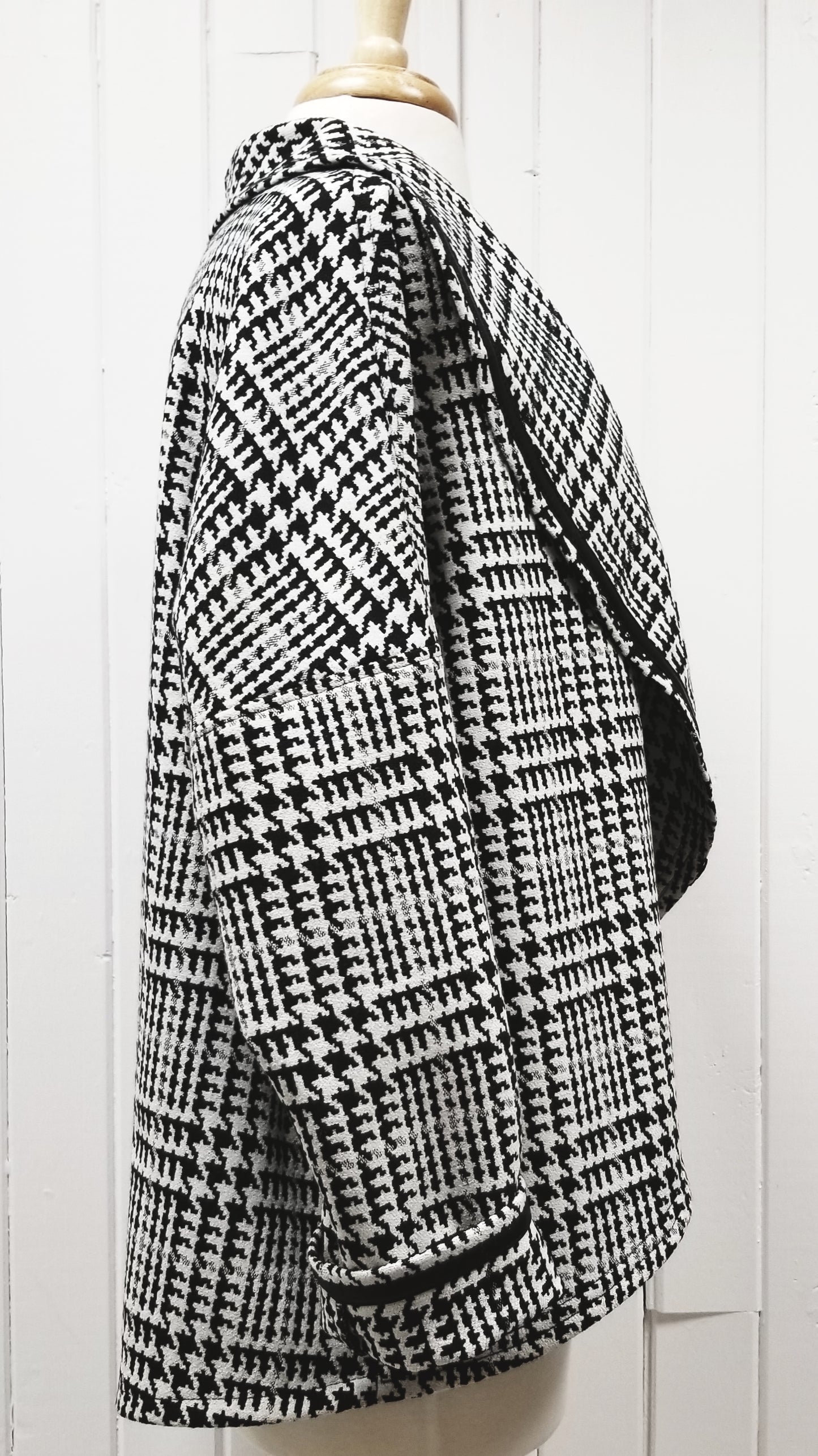 Veste polyvalente à grand motif ''prince-de-galles''et liséré de cuir. - Christine Mercier atelier-boutique