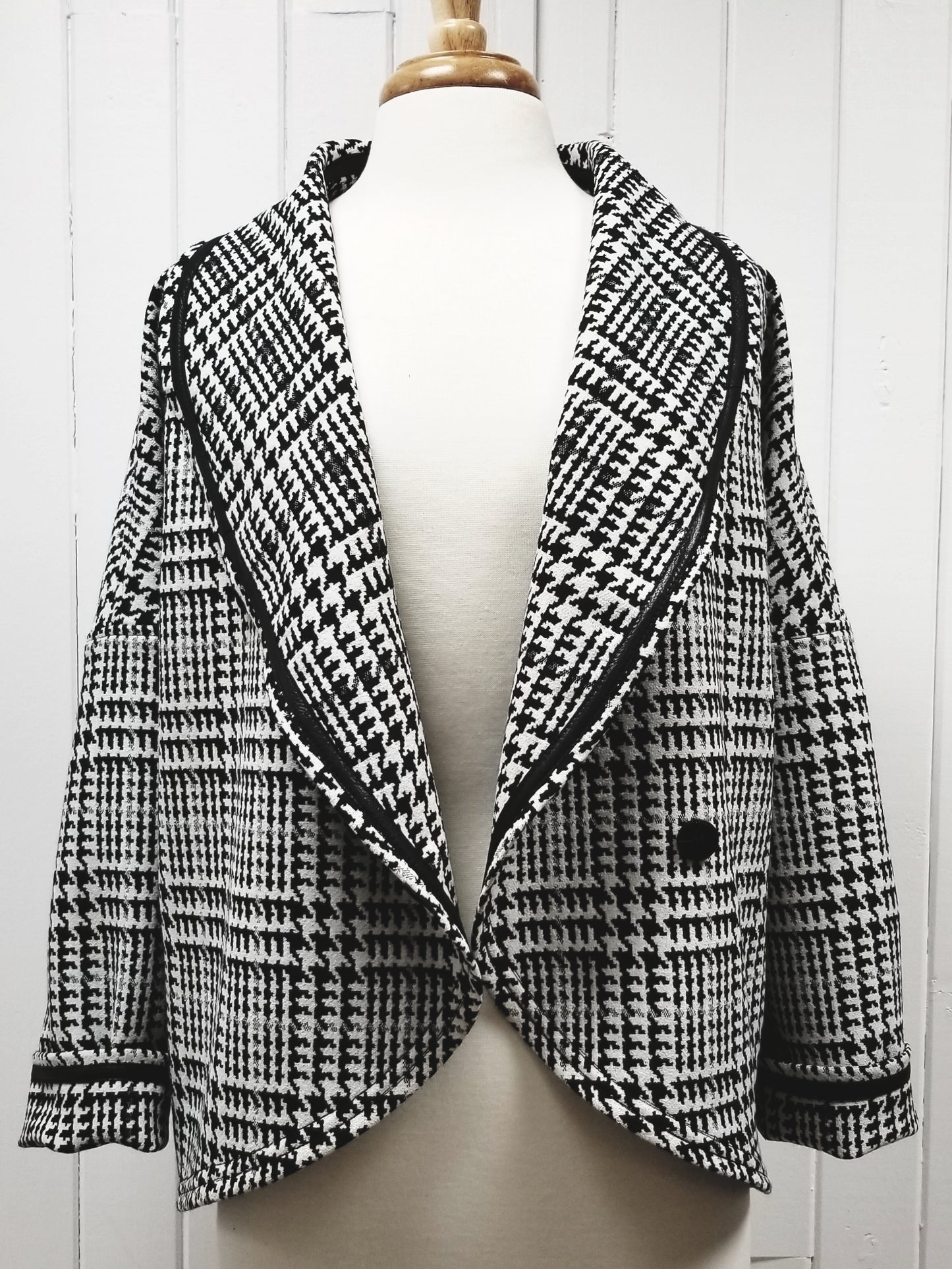 Veste polyvalente à grand motif ''prince-de-galles''et liséré de cuir. - Christine Mercier atelier-boutique