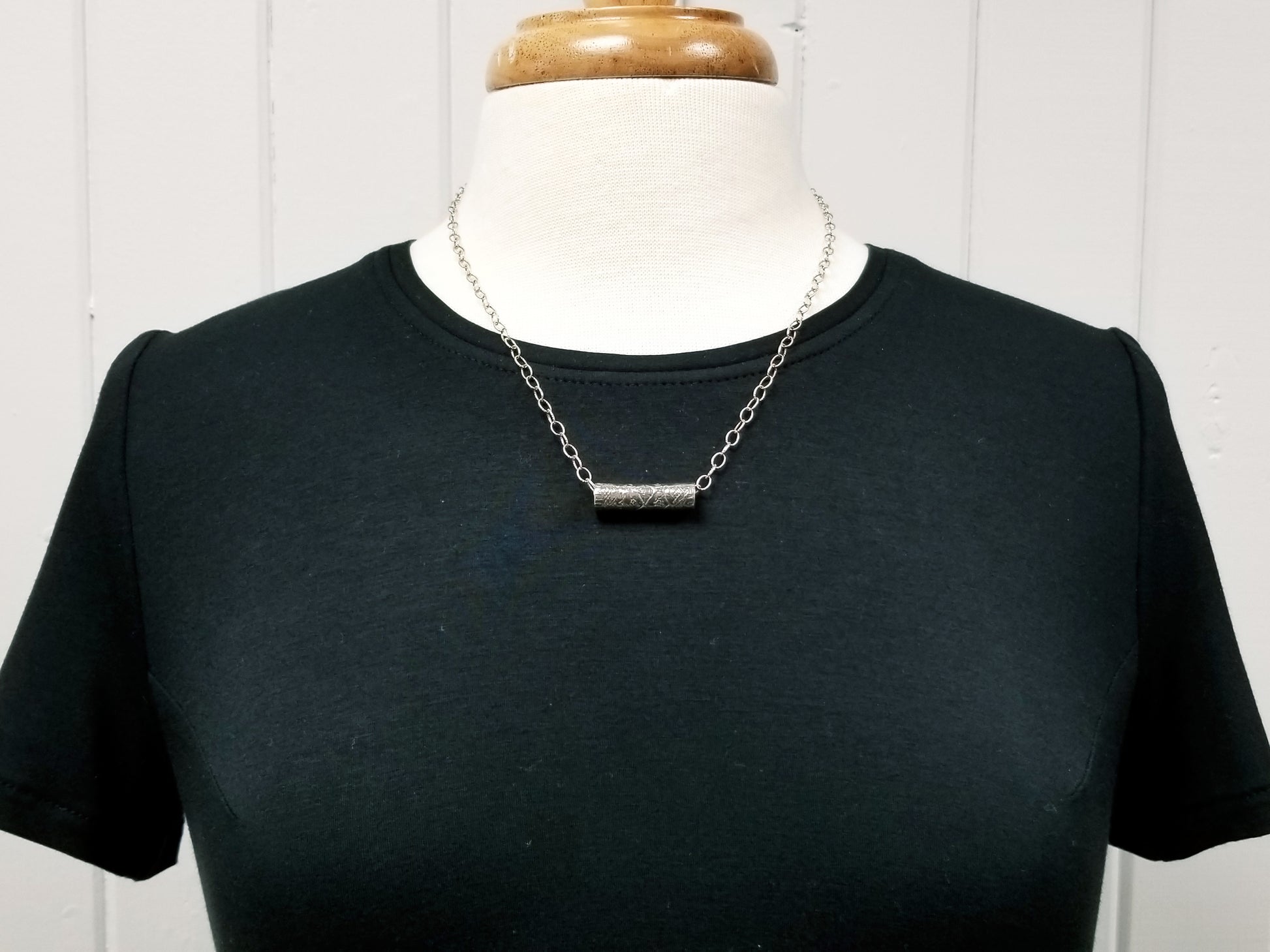 Collier tube en argent gravé sur chaîne en argent. - Christine Mercier atelier-boutique