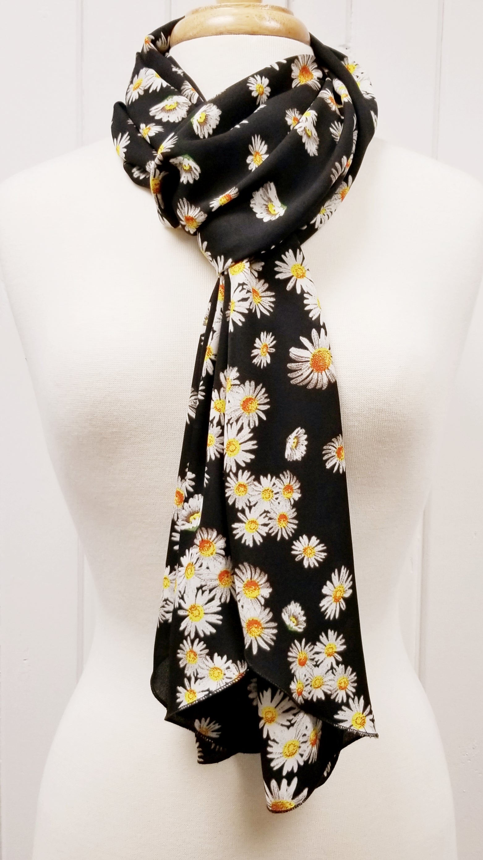 Foulard long imprimé marguerites. - Christine Mercier atelier-boutique