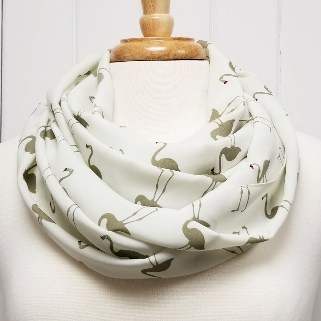 Foulard circulaire écru à motif flamant kaki. - Christine Mercier atelier-boutique