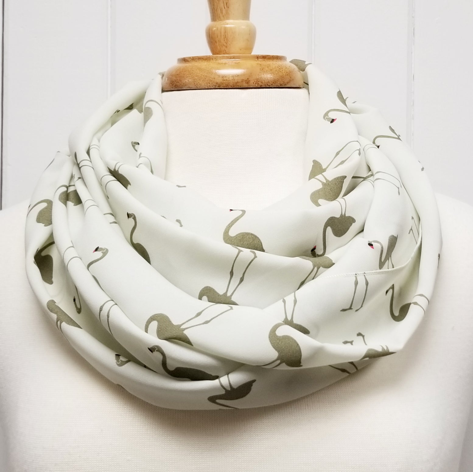 Foulard circulaire écru à motif flamant kaki. - Christine Mercier atelier-boutique