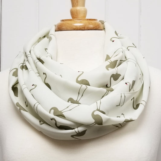 Foulard circulaire écru à motif flamant kaki. - Christine Mercier atelier-boutique