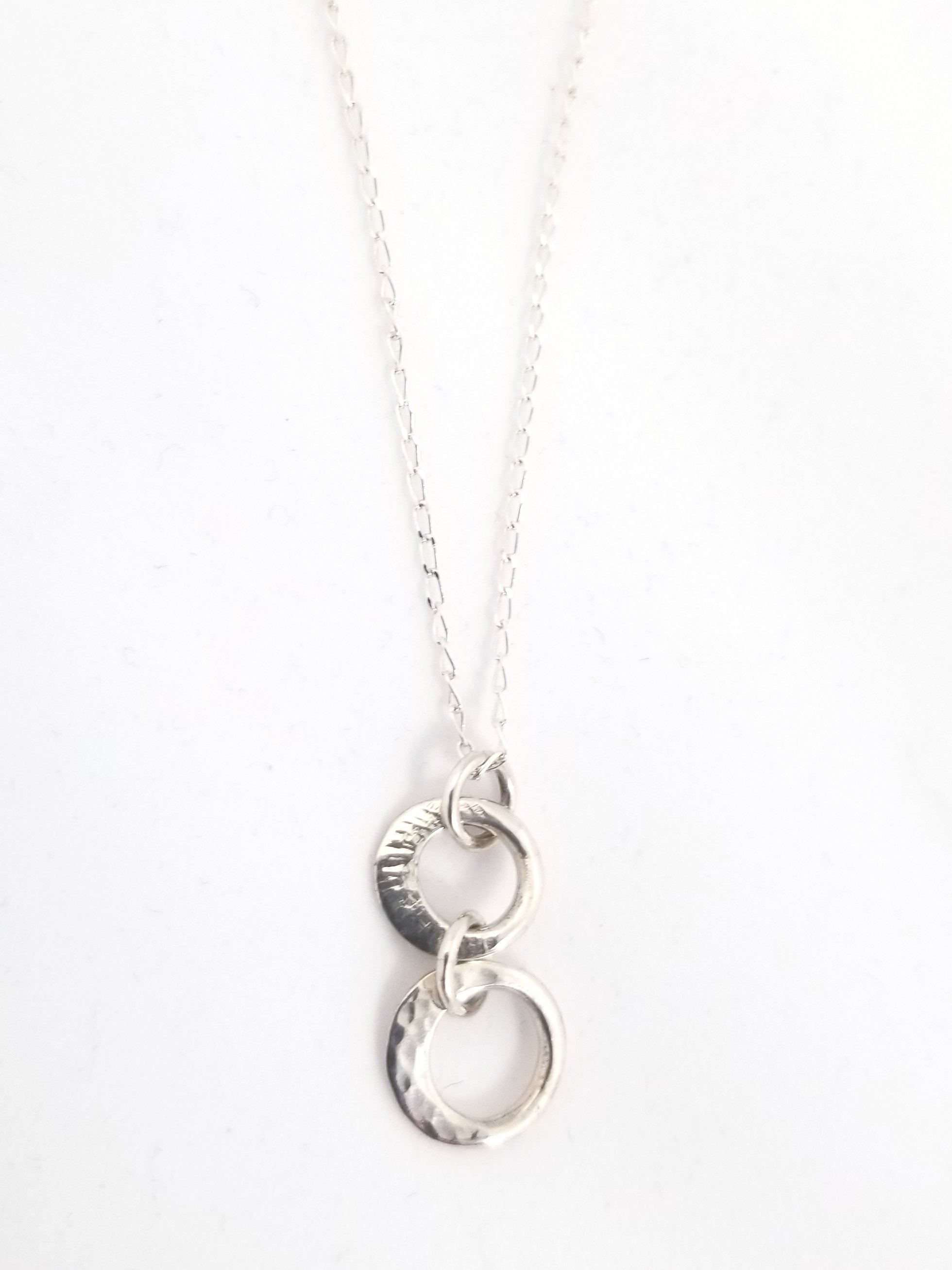 Collier en argent, pendentif à 2 anneaux. 0717 - Christine Mercier atelier-boutique