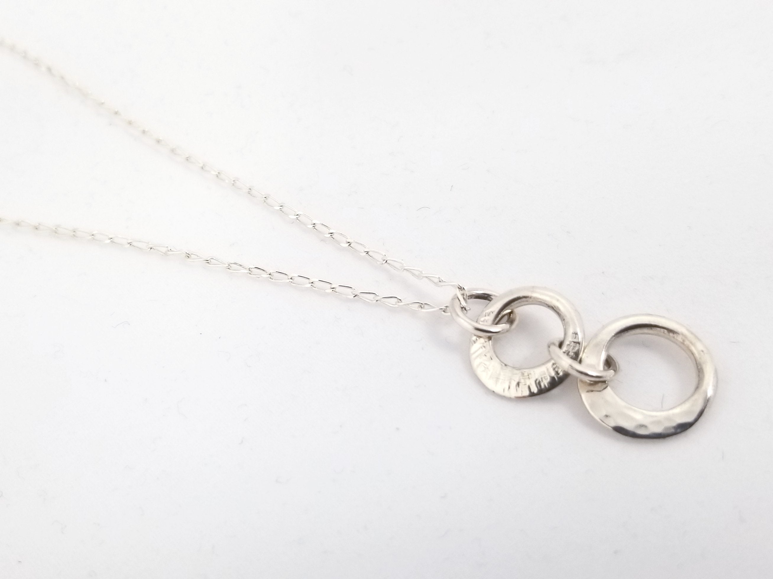 Collier en argent, pendentif à 2 anneaux. 0717 - Christine Mercier atelier-boutique
