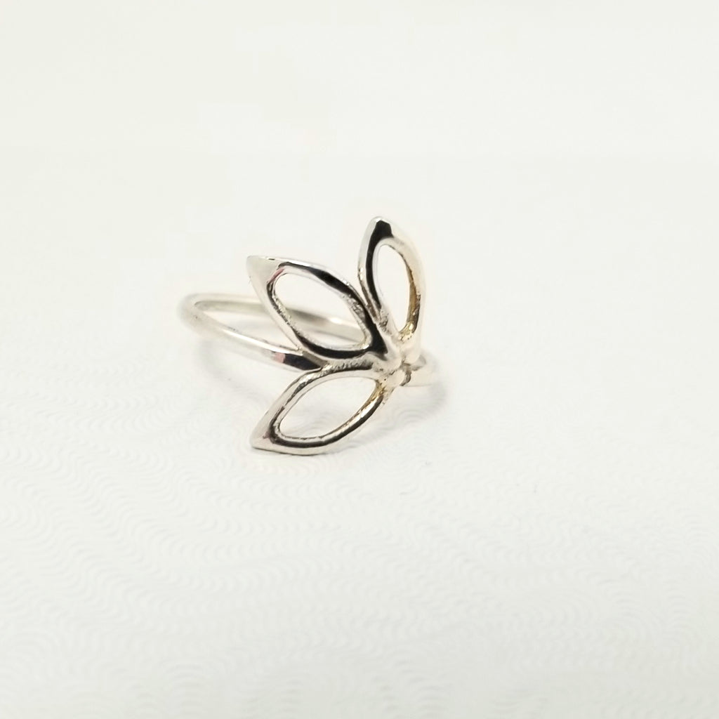 Délicate bague en argent à trois feuilles ajourées - Christine Mercier atelier-boutique