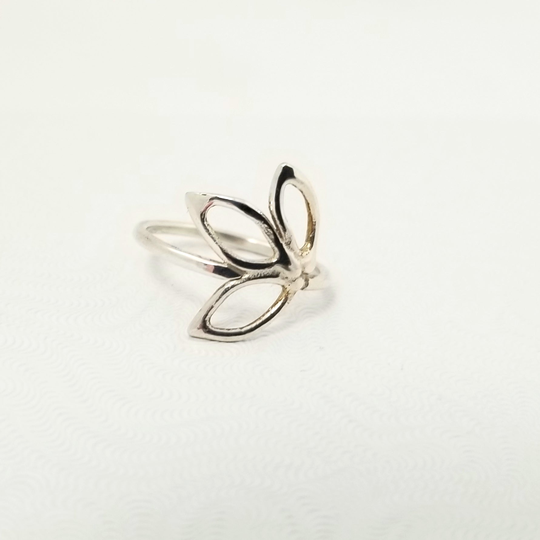 Délicate bague en argent à trois feuilles ajourées - Christine Mercier atelier-boutique