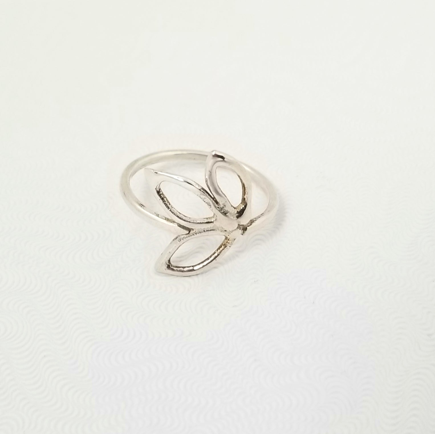 Délicate bague en argent à trois feuilles ajourées - Christine Mercier atelier-boutique