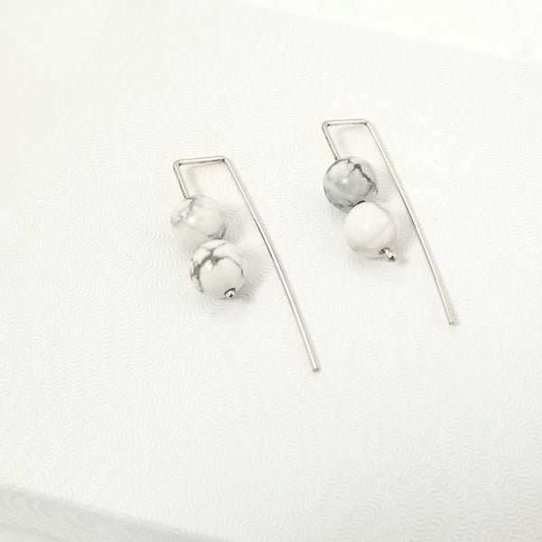 Boucles d'oreilles en argent et howlite.