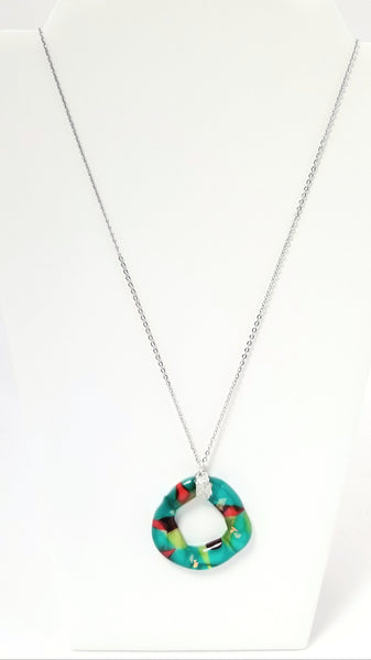 Pendentif multicolore en verre et étain.