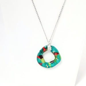Pendentif multicolore en verre et étain.