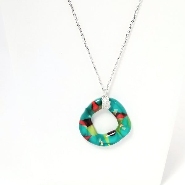 Pendentif multicolore en verre et étain.