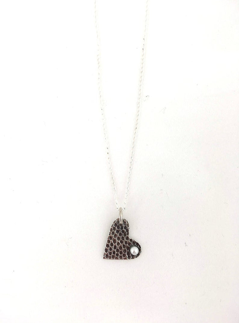 SEY - Collier à pendentif coeur texturé en argent et perle CO-04 - Christine Mercier atelier-boutique