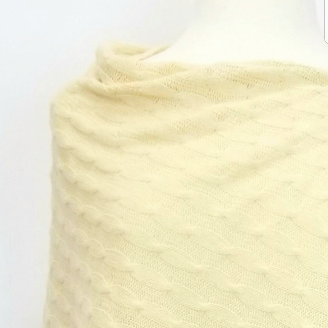 Poncho court et asymétrique en tricot de soie naturelle.