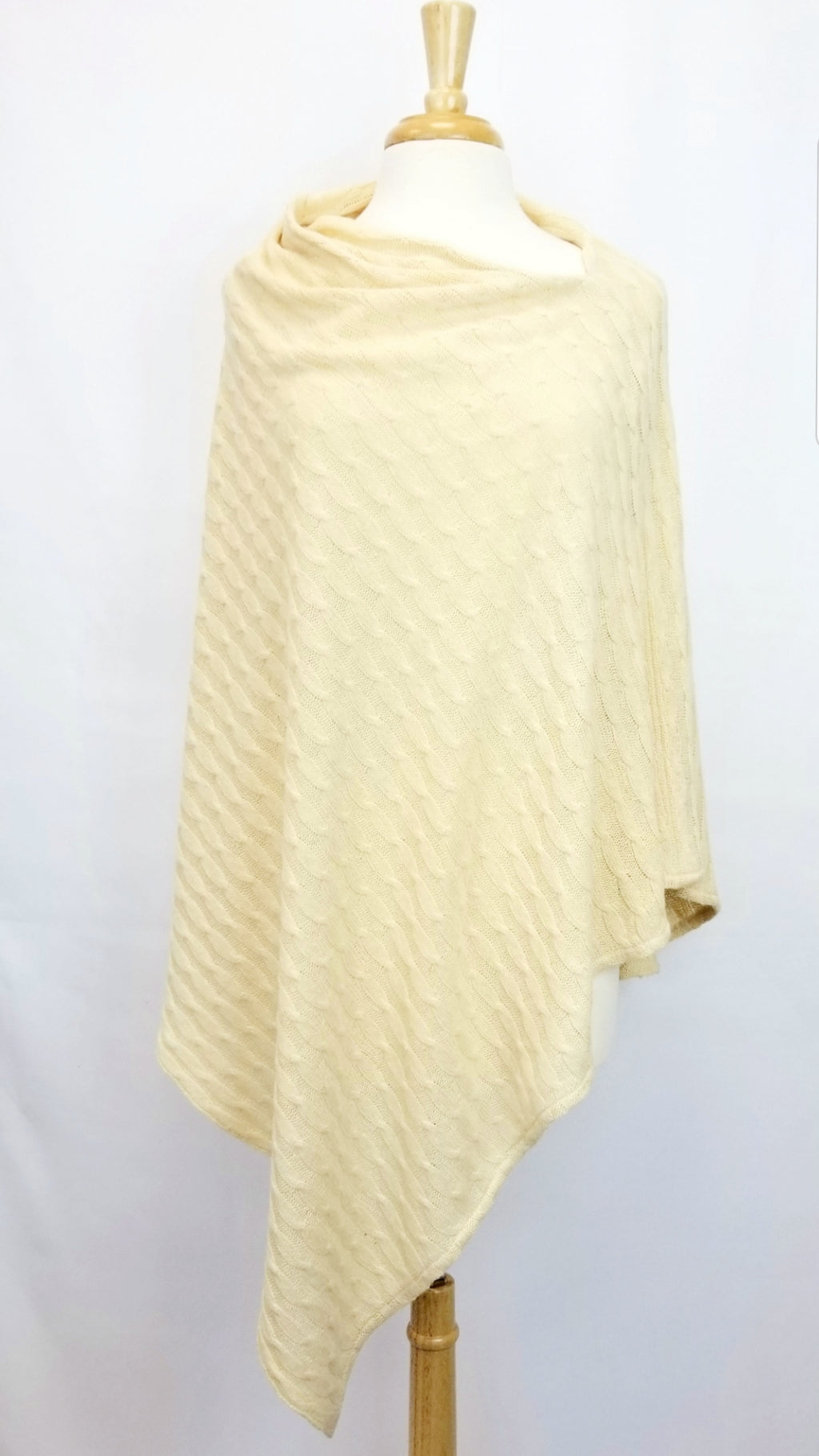 Poncho long et asymétrique en tricot de soie naturelle. - Christine Mercier atelier-boutique