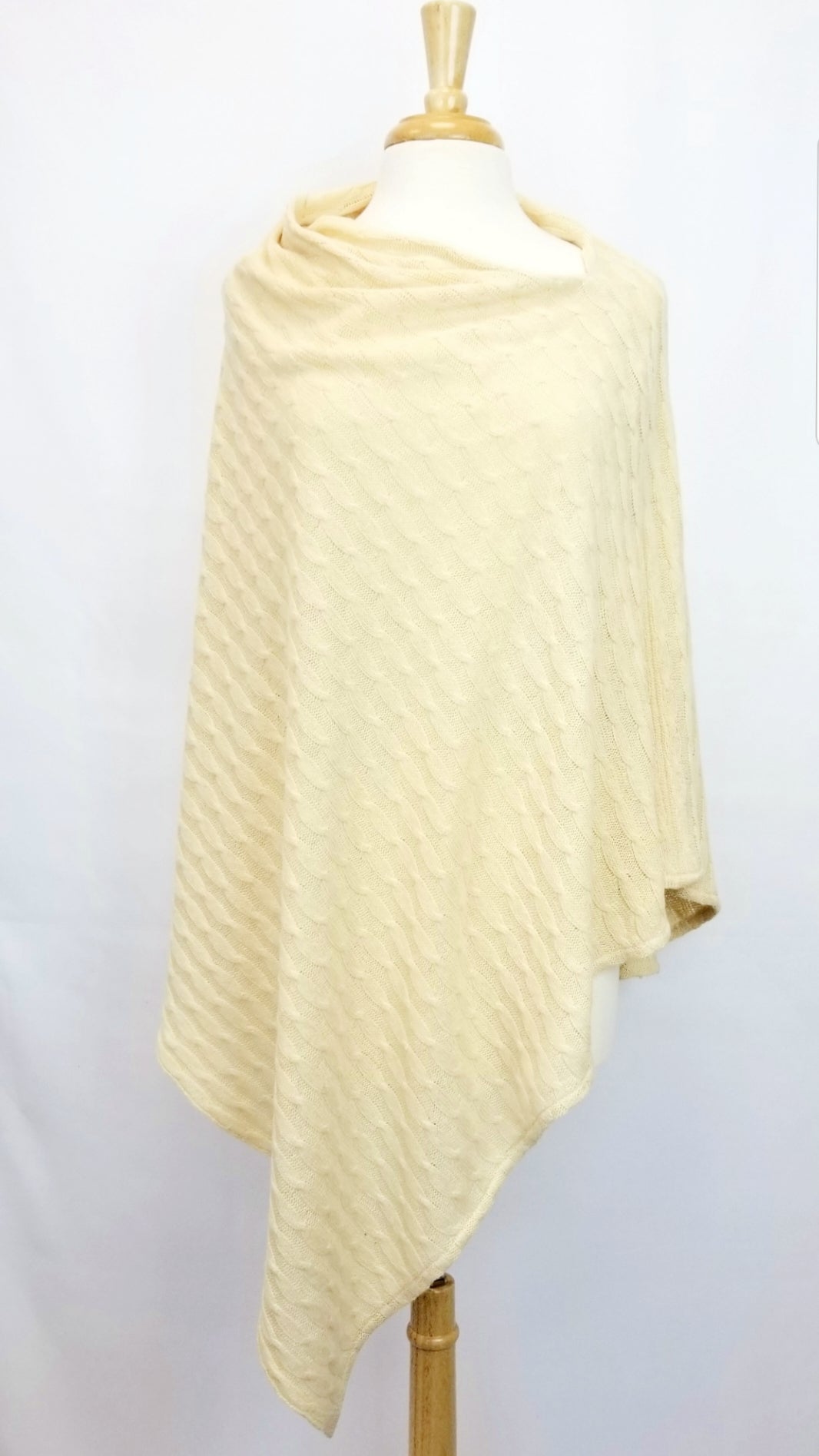 Poncho long et asymétrique en tricot de soie naturelle. - Christine Mercier atelier-boutique