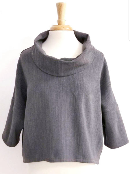 Haut ample gris en laine avec grand col, Christine Mercier designer québécoise