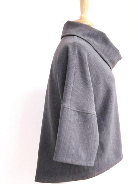 Pèlerine col tombant en laine extensible gris texturé.