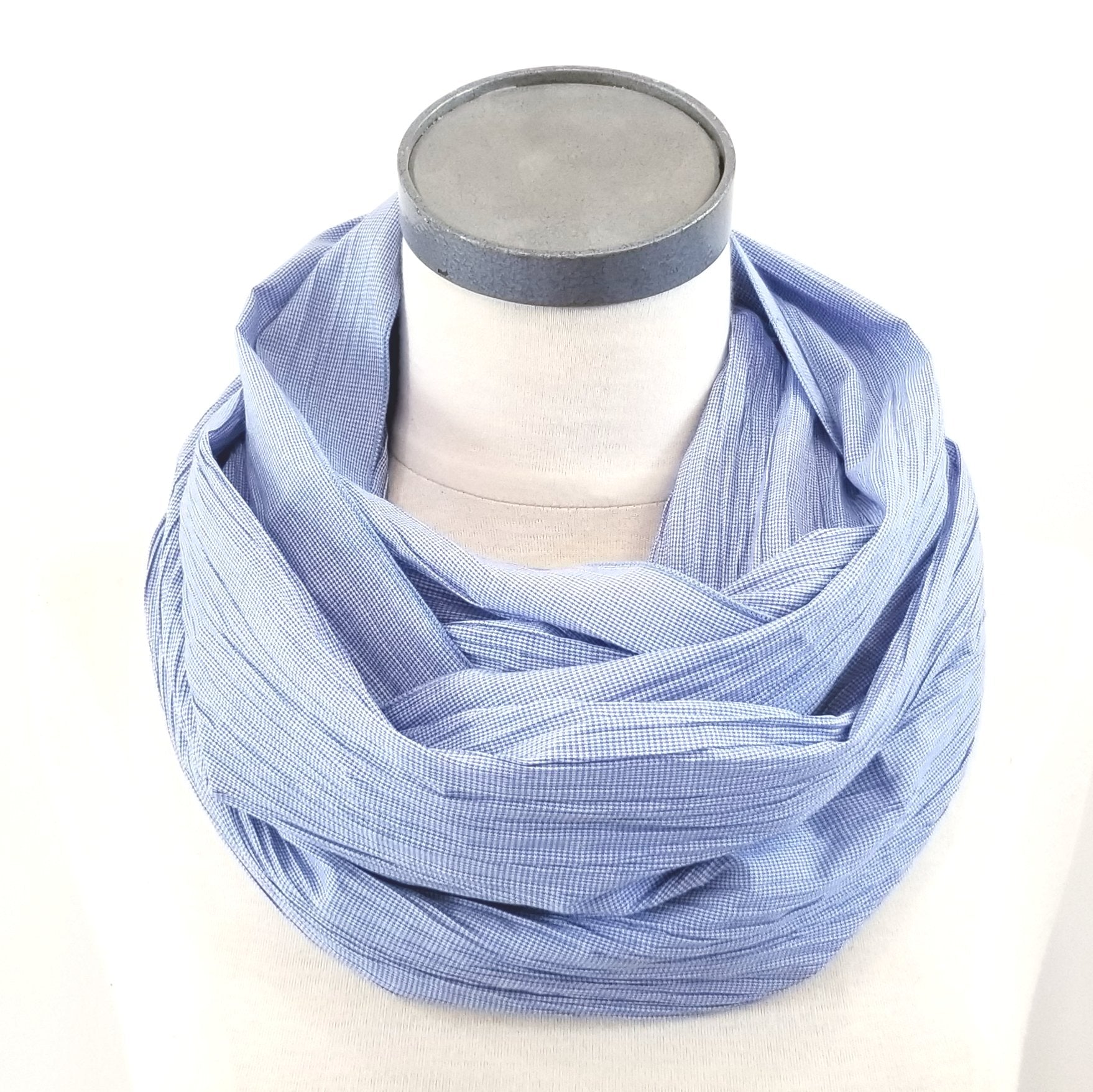 Foulard circulaire en coton/polyester bleu froissé