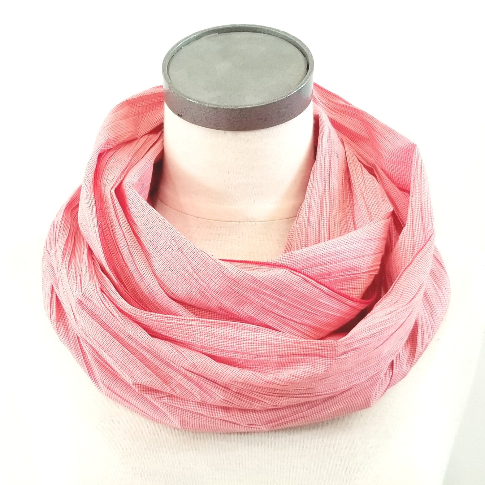 Foulard circulaire en coton/polyester rose froissé