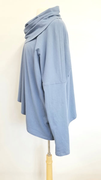 Haut ample et asymétrique en coton bleu ciel : la tendance chic de Christine Mercier