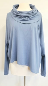 Chandail bleu en coton, ample et asymétrique, fait au Québec CM atelier-boutique 