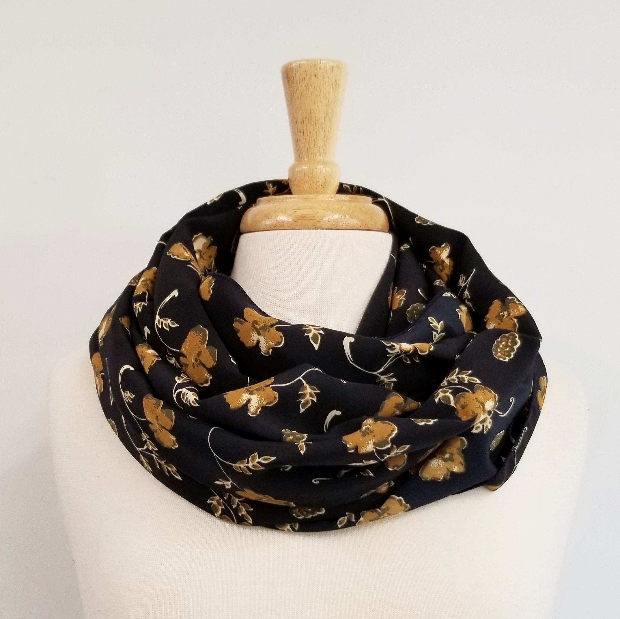Foulard circulaire marine foncé avec fleurs, couleur cognac