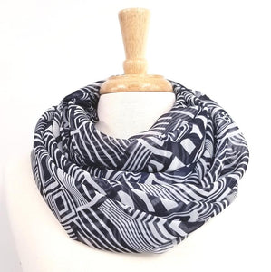 Foulard circulaire à motifs géométriques marine et blanc.