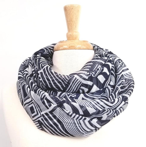 Foulard circulaire à motifs géométriques marine et blanc.