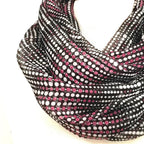 Foulard circulaire à petits pois mauve et blanc sur fond noir. - Christine Mercier atelier-boutique