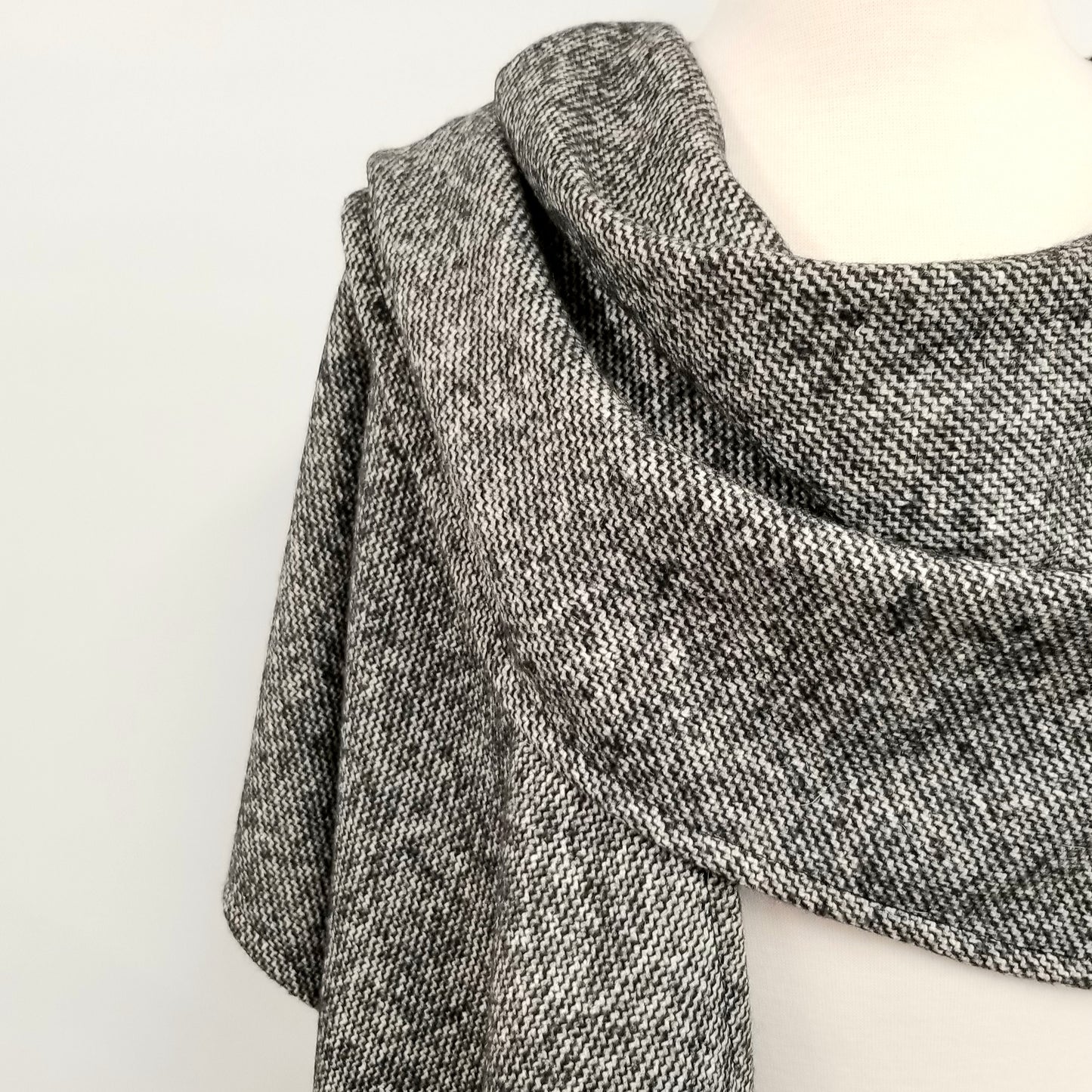 Détail de cape en tweed laine drapée à l'épaule, CM atelier-boutique