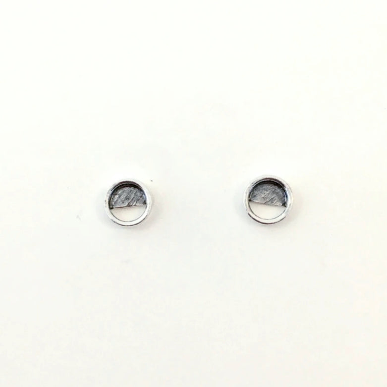 Boucles d'oreilles PE21-05 minimalistes rondes en argent.