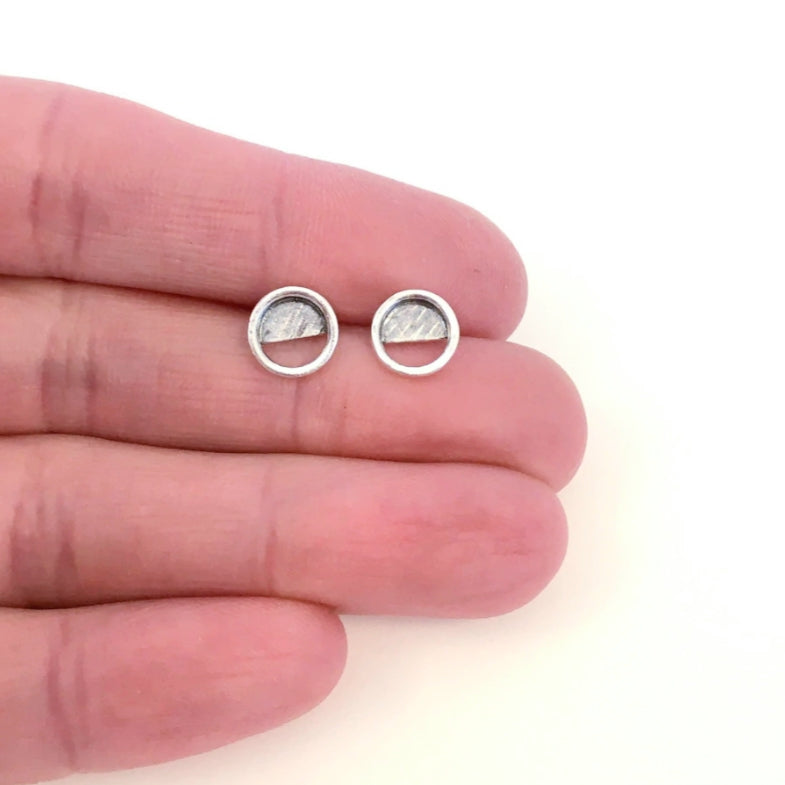 Boucles d'oreilles PE21-05 minimalistes rondes en argent.