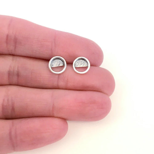 Boucles d'oreilles PE21-05 minimalistes rondes en argent. - Christine Mercier atelier-boutique