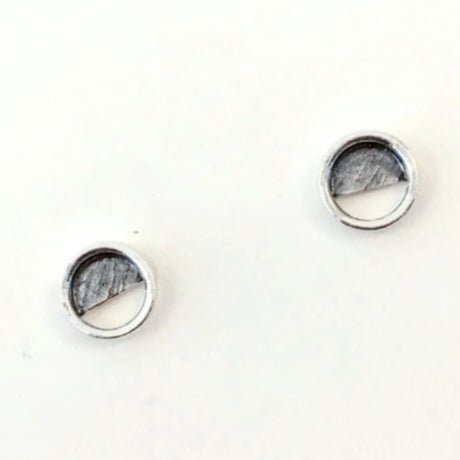 Boucles d'oreilles PE21-05 minimalistes rondes en argent.