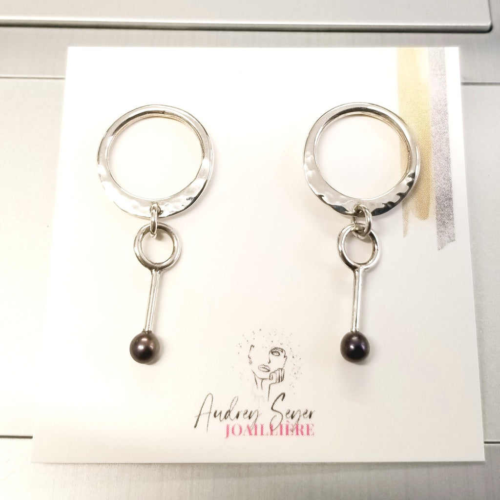 Boucles d'oreilles en argent avec cercle à l'oreille et pendant avec perle.  P181 - Christine Mercier atelier-boutique