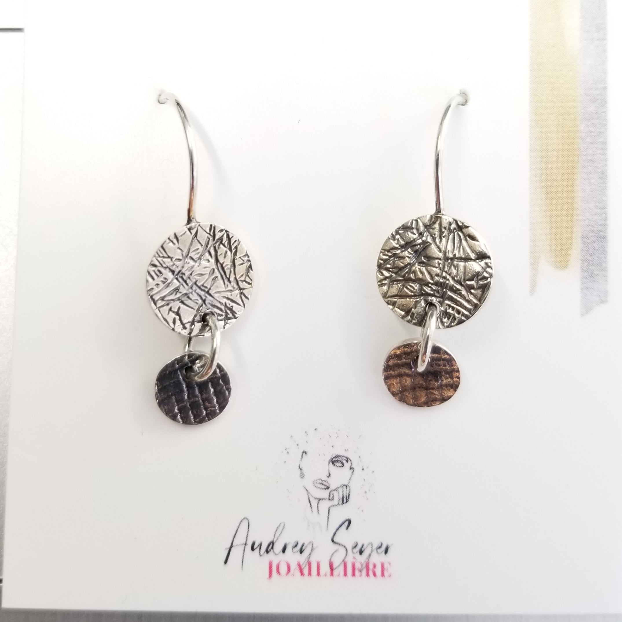 Boucles d'oreilles pendantes en argent texturé. H201 - Christine Mercier atelier-boutique