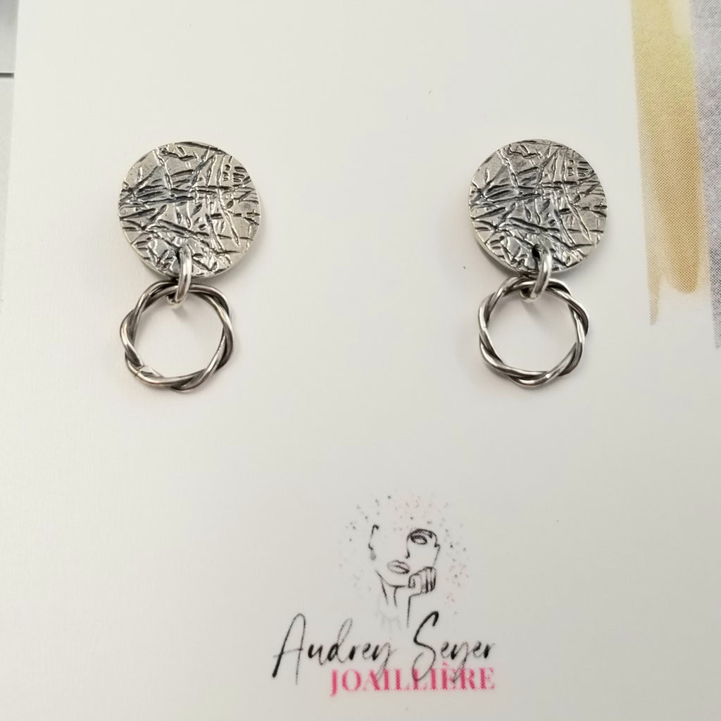 Boucles d'oreilles rondes en argent avec anneau torsadé.  H191 - Christine Mercier atelier-boutique