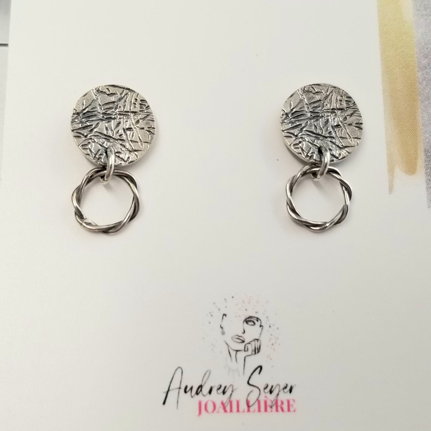 Boucles d'oreilles H191 rondes en argent avec anneau torsadé