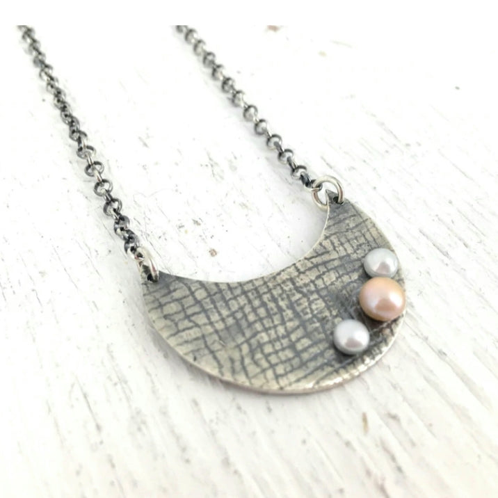 Collier croissant de lune en argent avec perles. H196 - Christine Mercier atelier-boutique