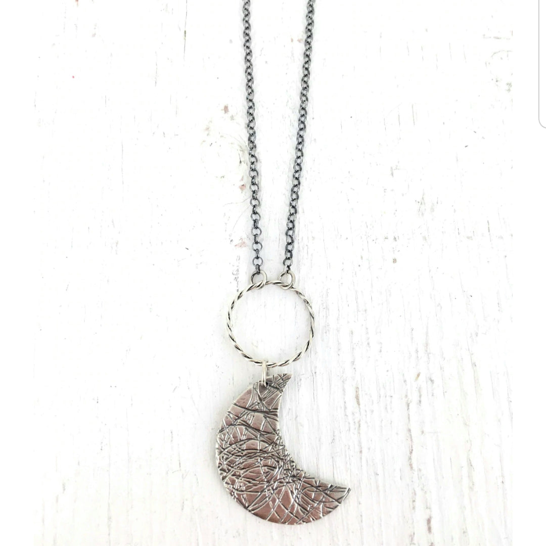 Collier H192 à pendentif croissant de lune texturé