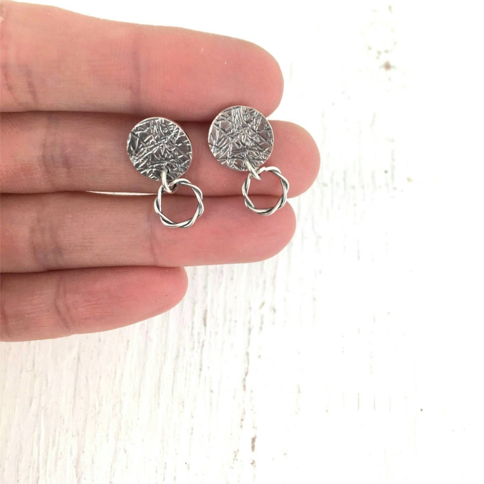 Boucles d'oreilles pendantes en argent texturé. H201 - Christine Mercier atelier-boutique