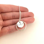 Collier en argent à pendentif rond et motif poinçonné. AUT20-06 - Christine Mercier atelier-boutique