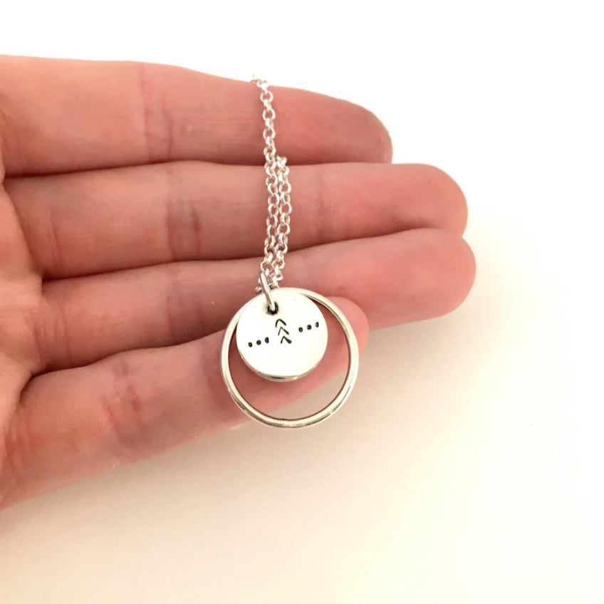 Collier en argent à pendentif rond et motif poinçonné. AUT20-06 - Christine Mercier atelier-boutique
