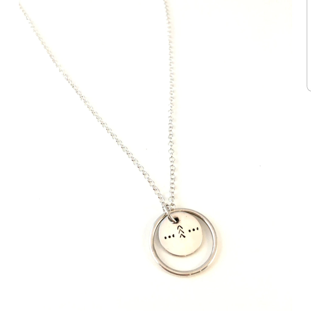 Collier en argent à pendentif rond et motif poinçonné. AUT20-06 - Christine Mercier atelier-boutique