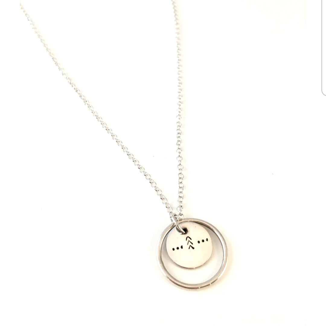 Collier en argent à pendentif rond et motif poinçonné. AUT20-06 - Christine Mercier atelier-boutique